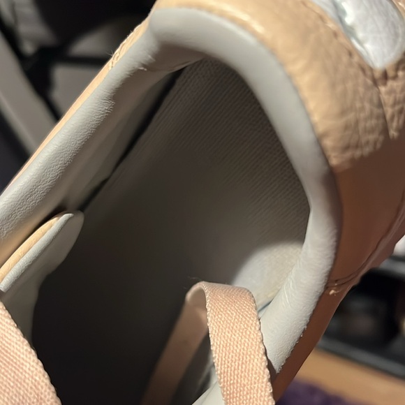 Leather comfort neutral color. Best shoe ever for comfort. Accepting offers - Picture 6 of 7